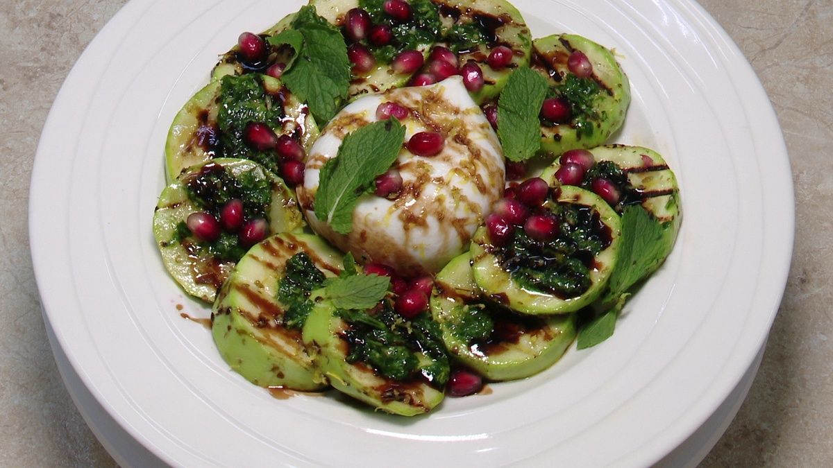 Удивите родных: простой рецепт летнего салата с кабачками и песто