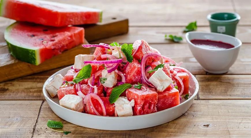 Летний салат с арбузом и брынзой