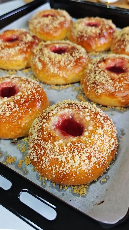 Пушистые булочки с джемом и хрустящей посыпкой