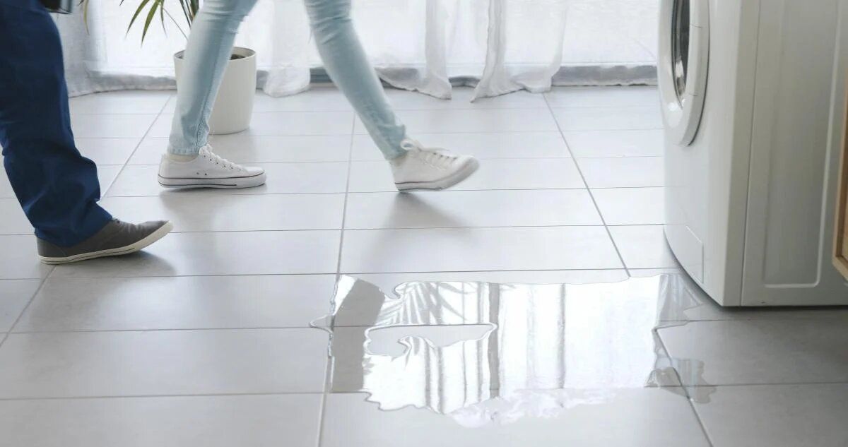 Почему течет стиральная машинка: 6 ключевых причин