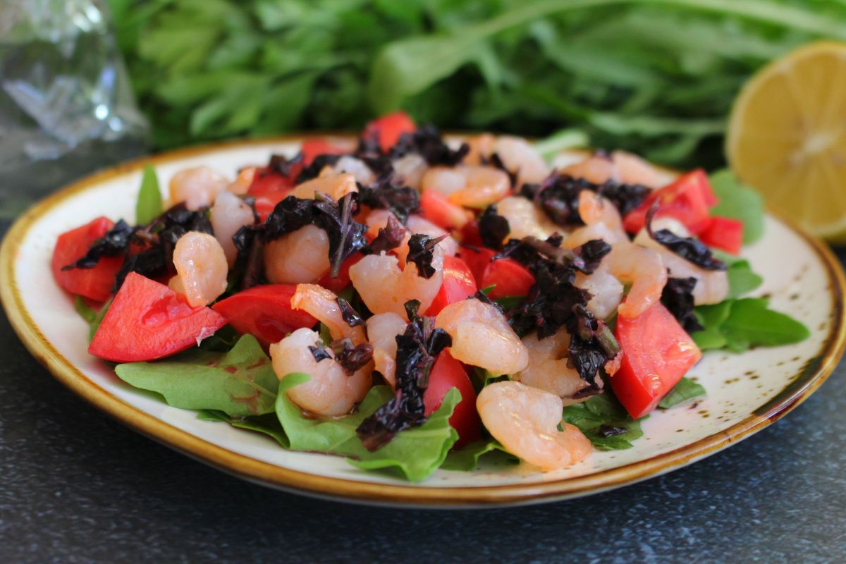 Салат с креветками, зеленью и помидорами