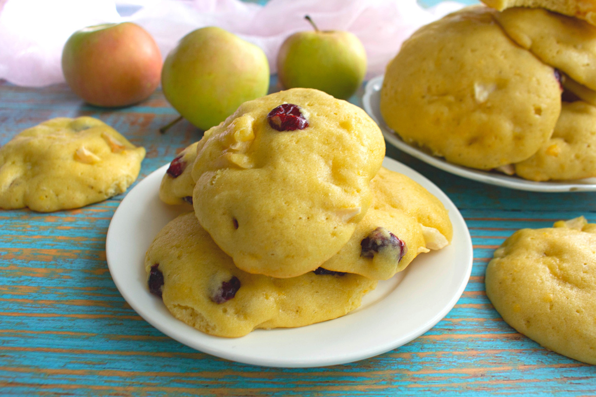 Нежное печенье с яблоками и вяленой клюквой для любителей сладкого