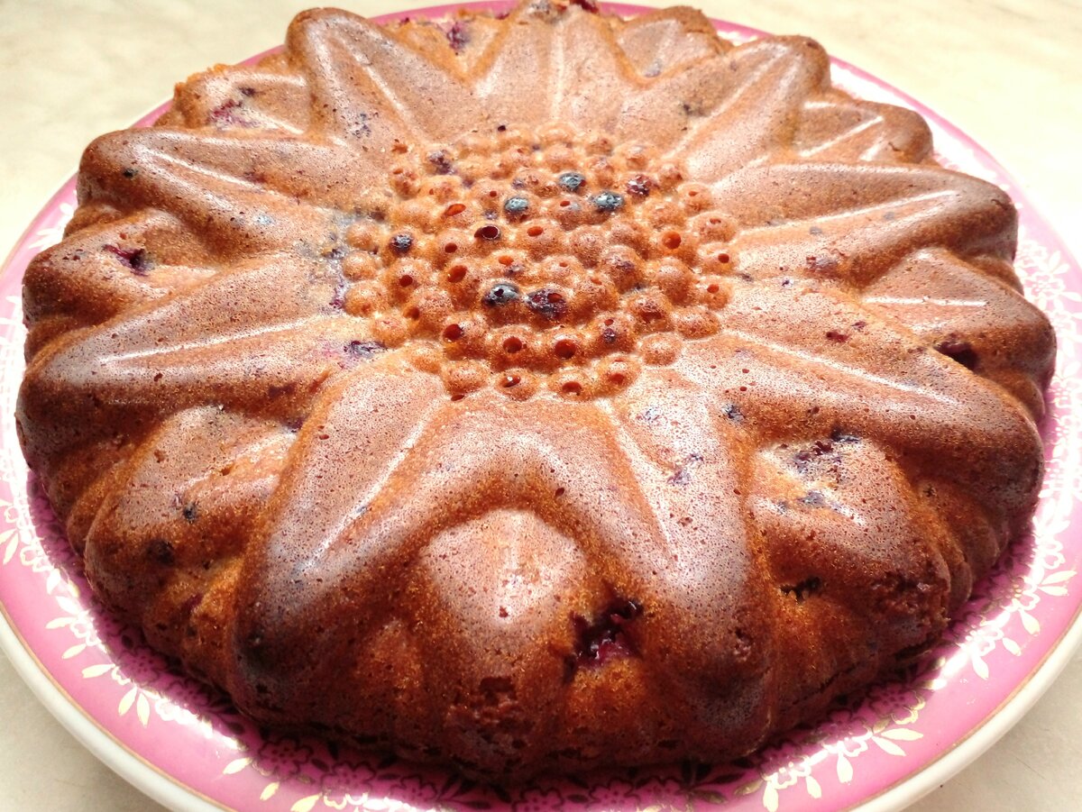 Необычный и быстрый пирог со смородиной, который порадует всех