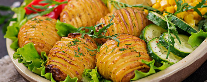 Ароматный картофельный веер с овощами на ужин