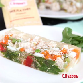 Как приготовить заливное из курицы и овощей: праздничный рецепт
