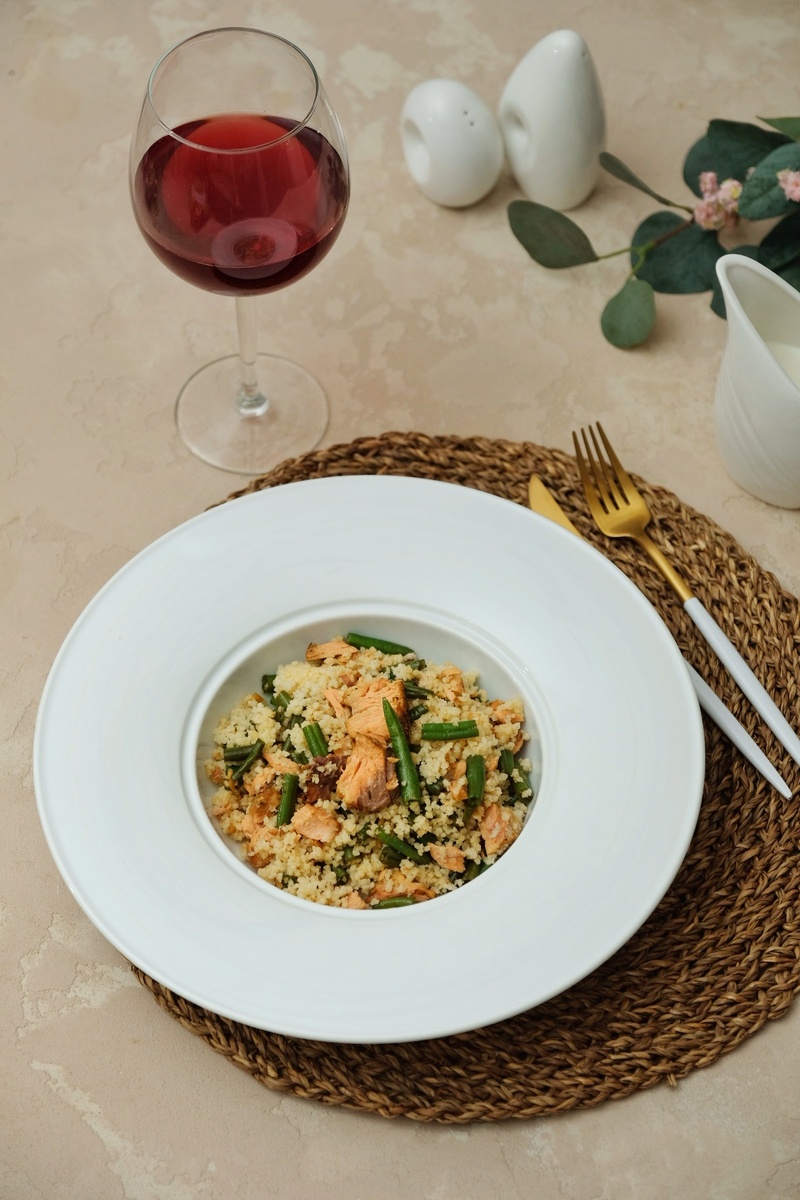 Салат с кускусом и красной рыбой: легкий рецепт для любого времени года