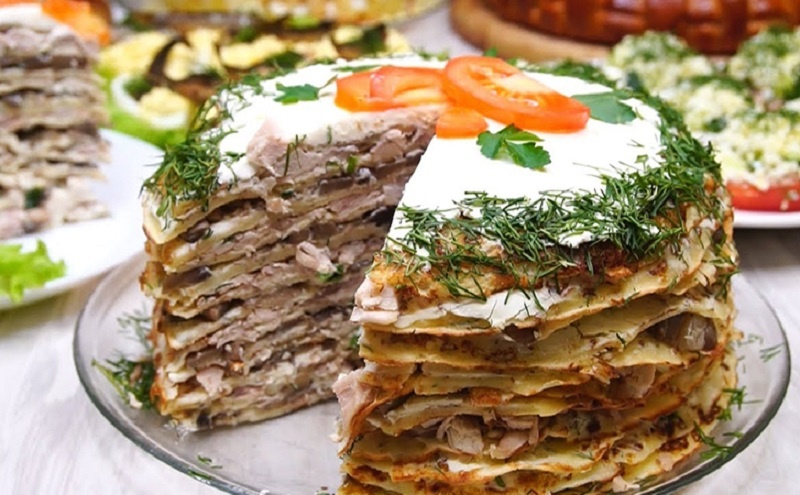 Блинный торт с курицей и грибами — быстро и эффектно для домашнего стола