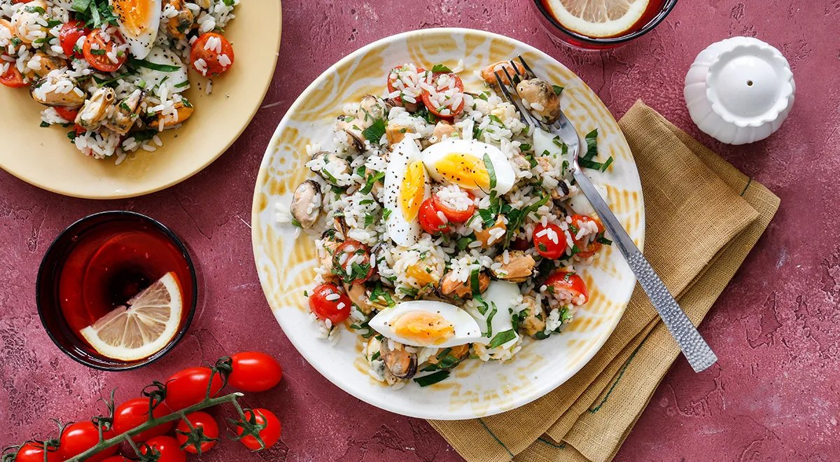 Салат с мидиями и рисом: освежающий морской деликатес для любого стола