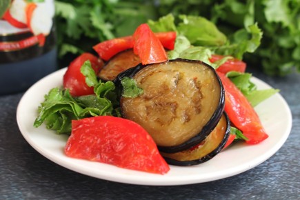 Летний салат с жареными баклажанами и помидорами