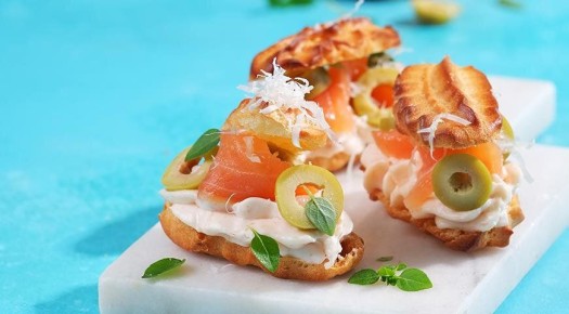 Необычные эклеры: наслаждение лососем и оливками