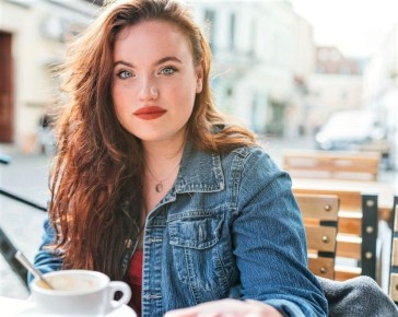 Необычная ситуация в кафе: гостья с красными волосами привела всех в восторг