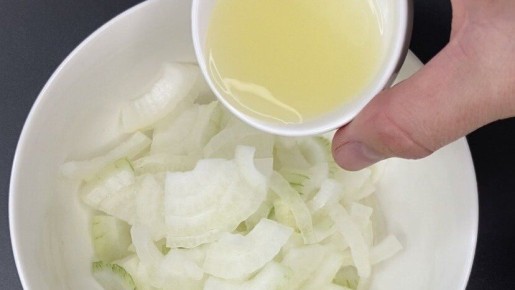 Салат «Простецкий»: свежий вкус с маринованным луком на каждый день