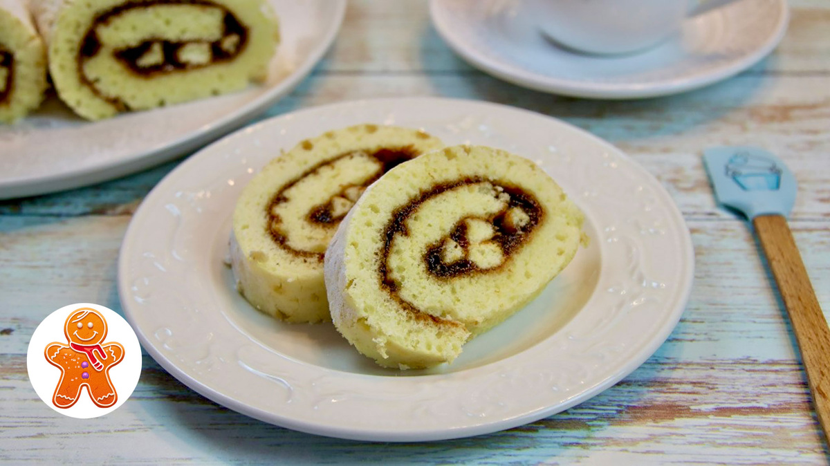 Как приготовить быстрый рулет на сгущенке: просто и вкусно