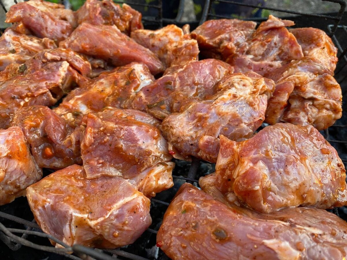 Как сделать даже жесткое мясо нежным и сочным: универсальный маринад