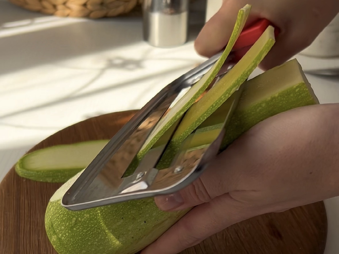 Кабачковые рулетики: хрустящие угощения для летних вечеринок