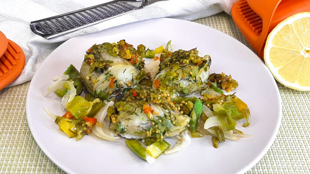 Нежный минтай, запеченный в духовке: простой рецепт с овощами