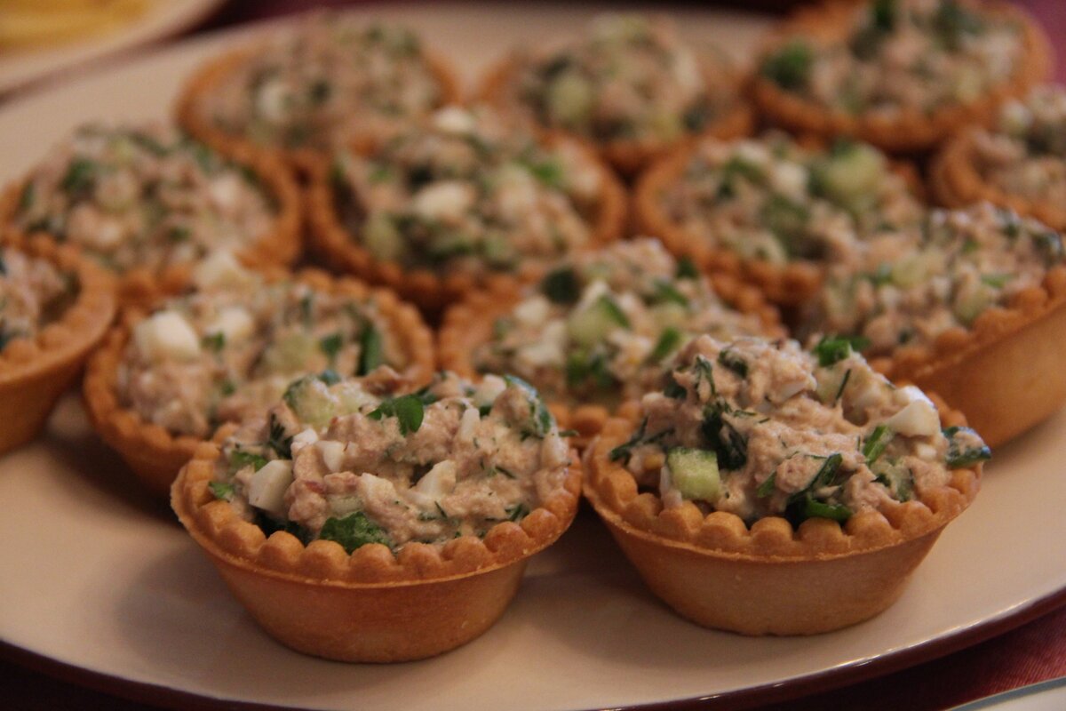 Вкусное искушение: тарталетки с салатом из тунца