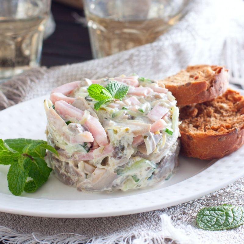 Салат с ветчиной, грибами и огурцом