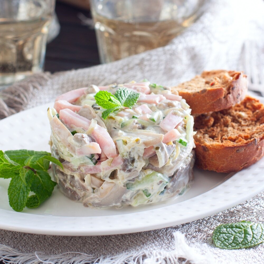 Салат с ветчиной, грибами и огурцом