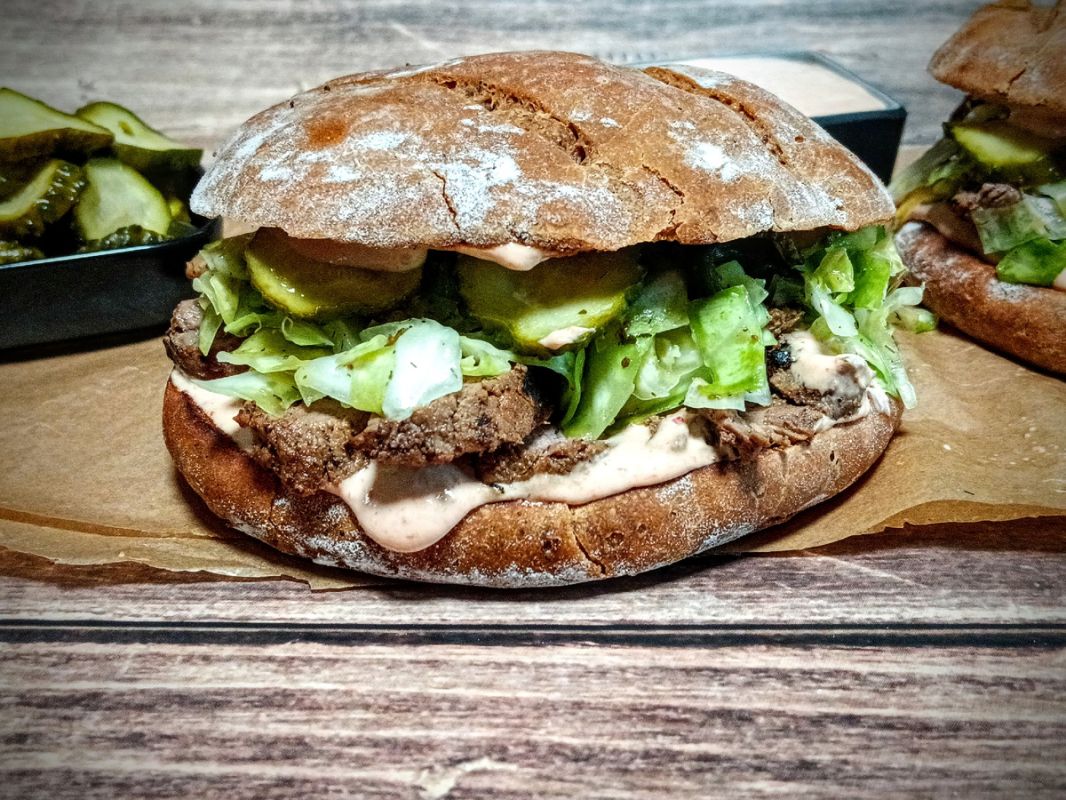 Сэндвич с бараниной в греческом стиле и острым майонезным соусом с хариссой