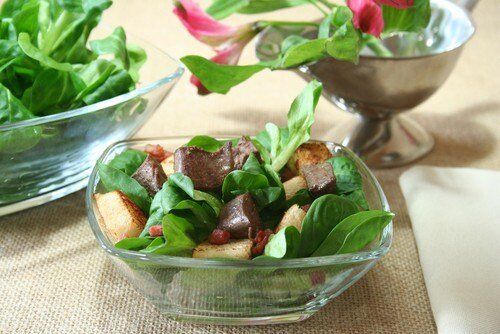 Салат с печенью, шпинатом и арахисом