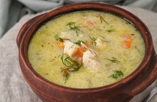 Легкость и насыщенность: куриный суп с рисом и яйцами