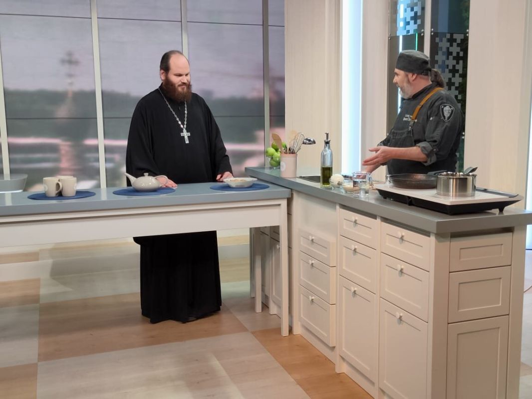 Вкусный завтрак: Паштет из сайры на тостах с свежим латуком