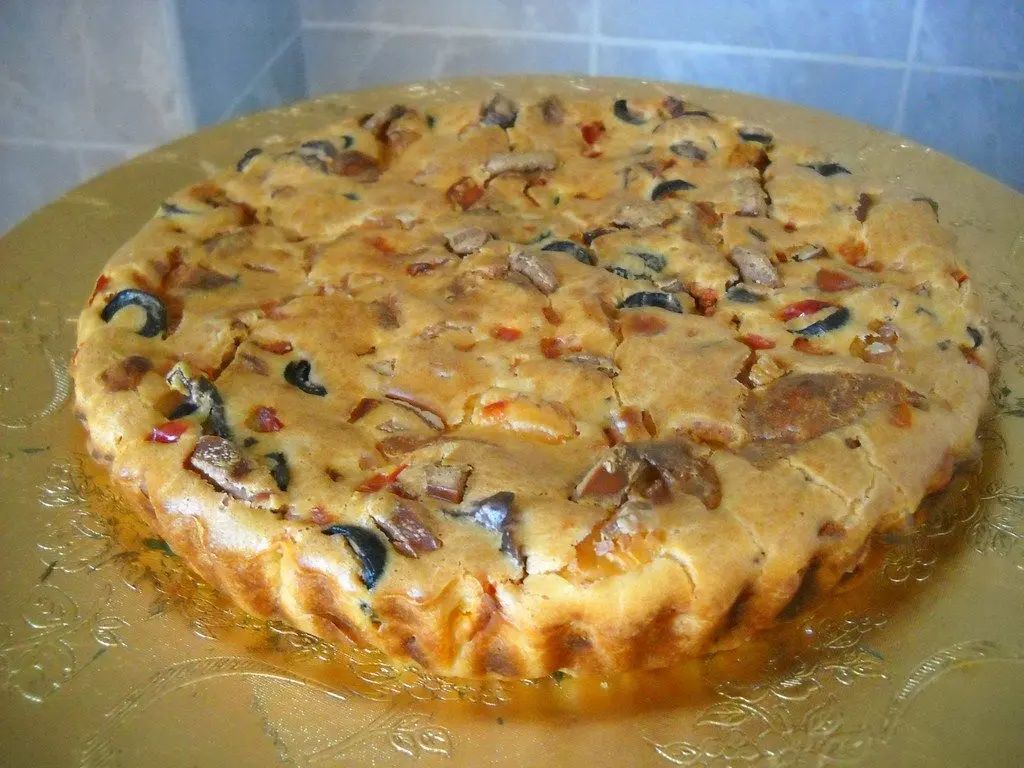 Ленивая пицца: Пирог с грибами и колбасой для внезапных гостей