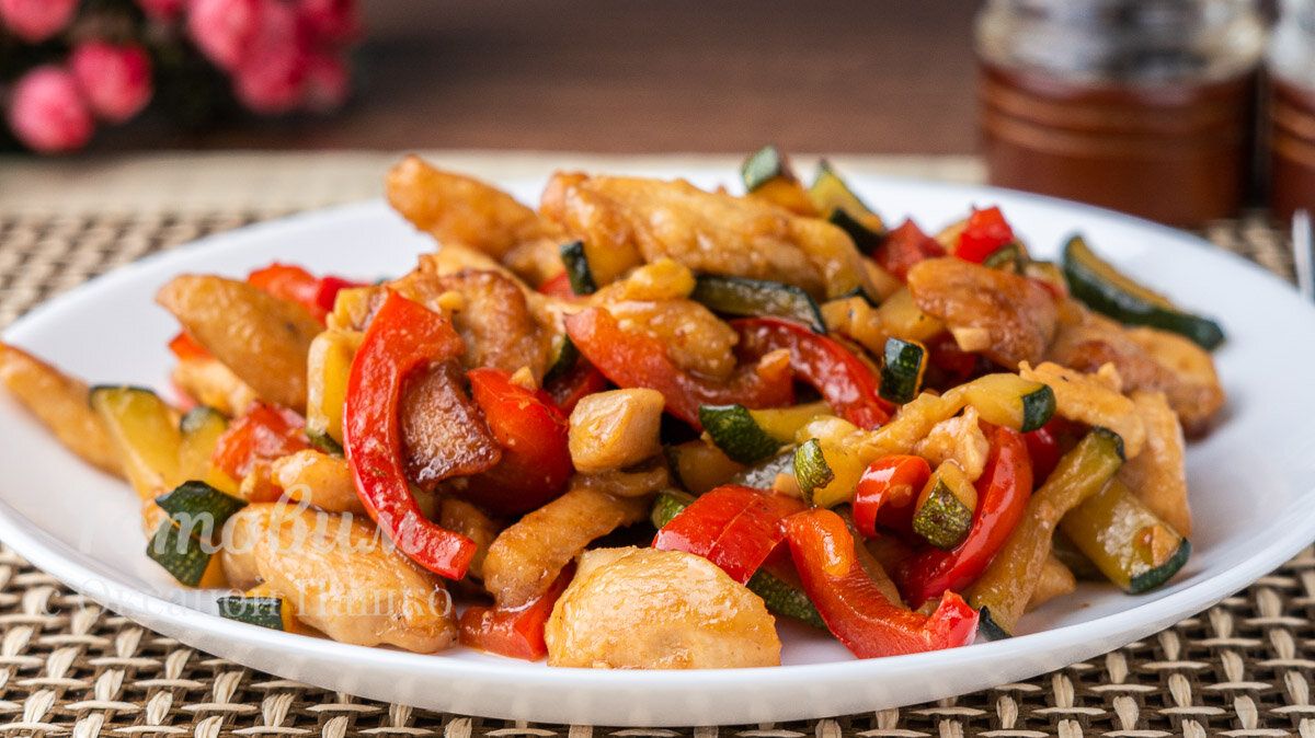 Простой и вкусный стир-фрай с курицы и цукини для быстрого ужина