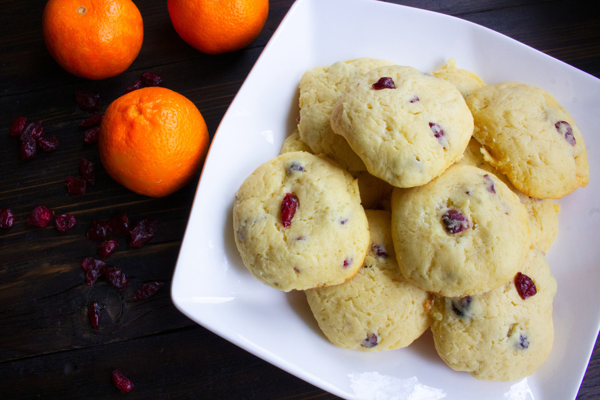 Праздничное печенье с белым шоколадом и клюквой: быстро и просто