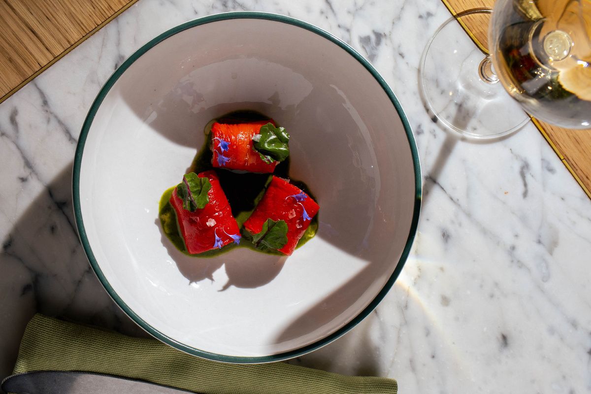 Новый взгляд на закуски: перцы с тунцом и соусом аквачили