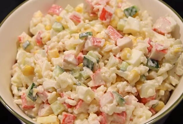 Нежный салат с крабовыми палочками и свежими овощами