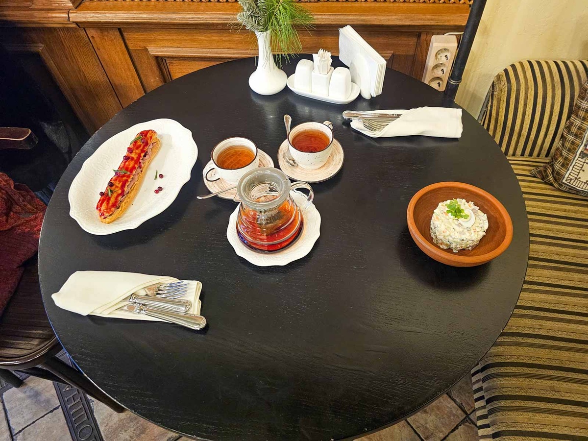 Новогодний стол в духе минимализма