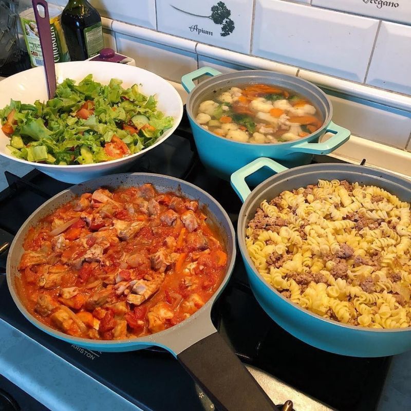 Три неприметные привычки за обедом, прибавляющие в весе после 45