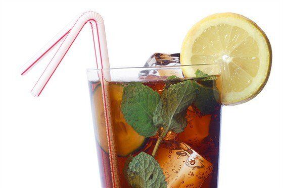 Освежающий мятный коктейль с виски для летних вечеринок