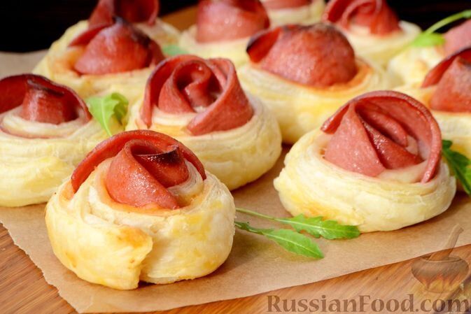 Неповторимые блюда на 8 Марта: от слоек-розочек до десертов