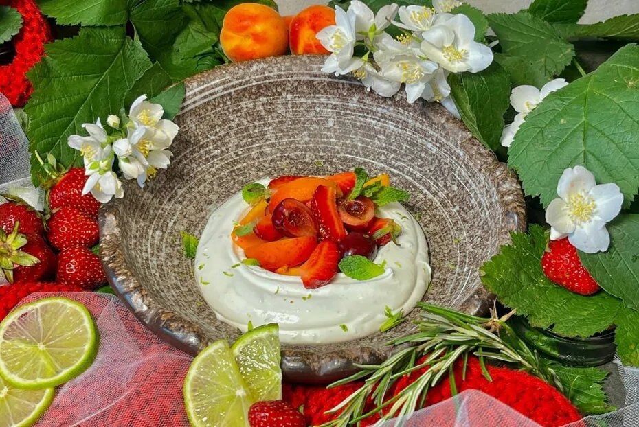 Нежное творожное облако с ягодным угощением