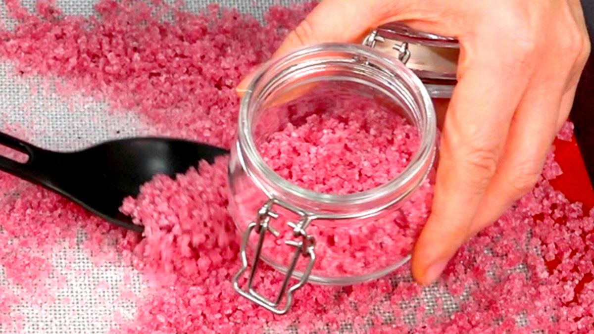 Создайте цветной сахар для украшения десертов сами