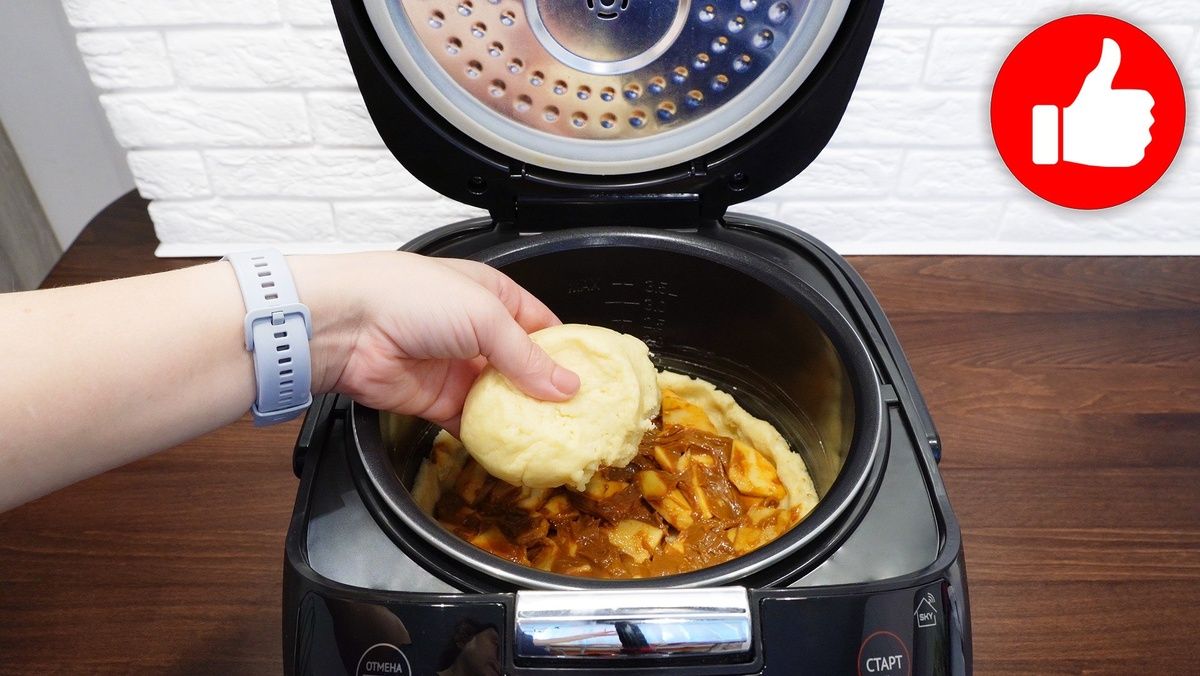 Неповторимый яблочный пирог с вареной сгущенкой: простое лакомство для чая