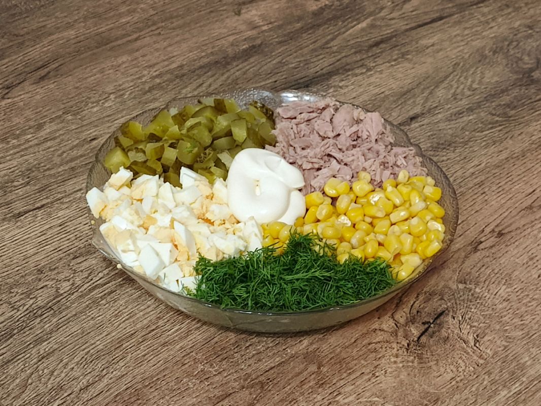 Непревзойденный салат из тунца с огурцами и кукурузой: быстро и вкусно