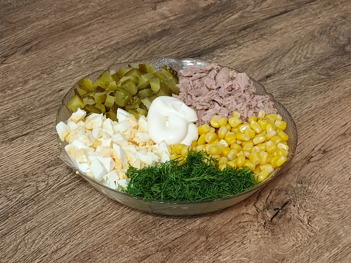 Непревзойденный салат из тунца с огурцами и кукурузой: быстро и вкусно