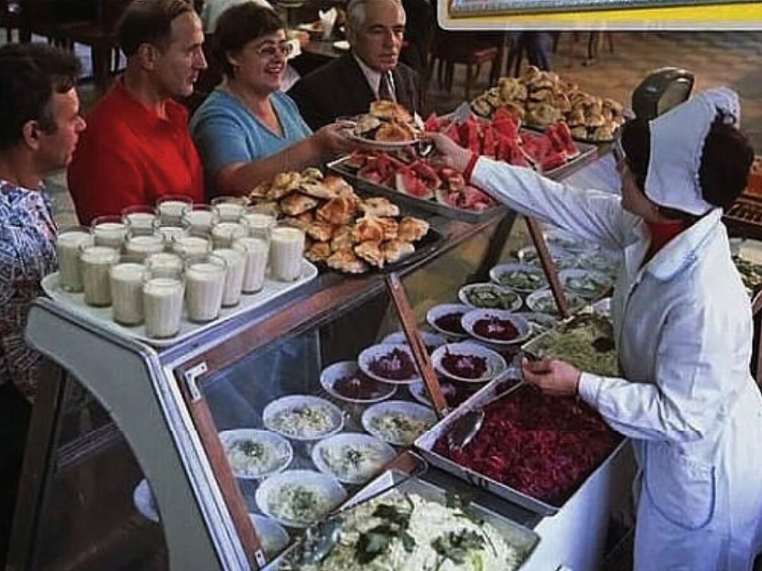 Воспоминания о советских столовых: что можно было купить за рубль?