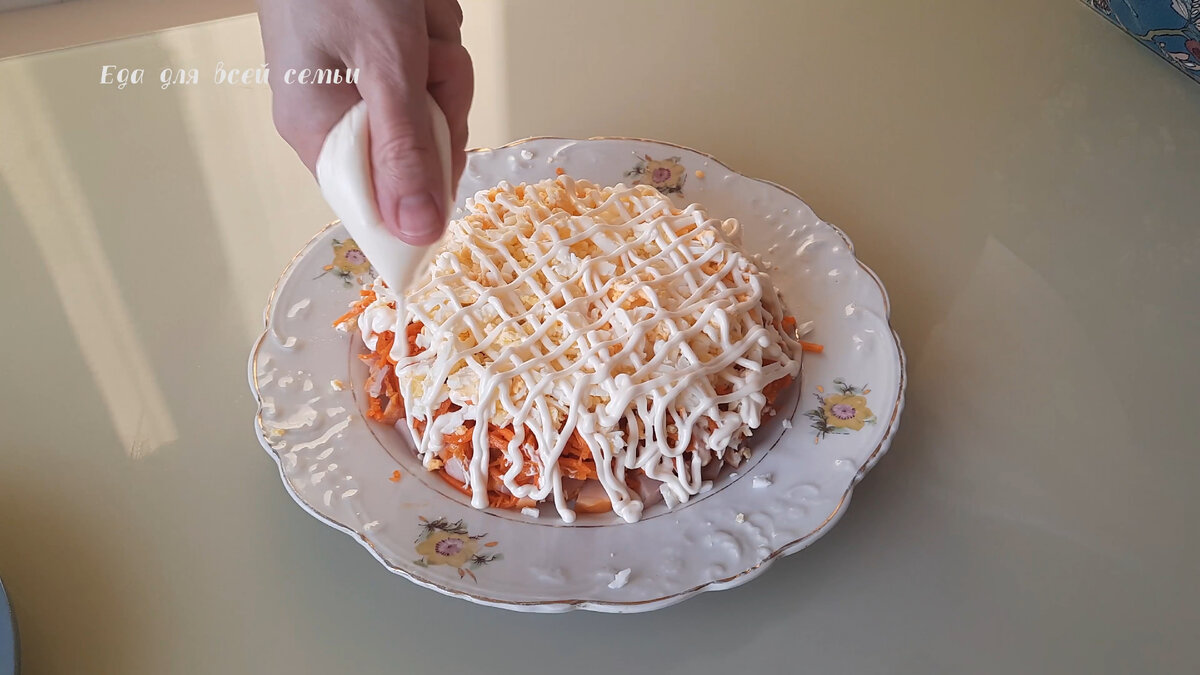 Нежный слоеный салат с корейской морковью, который займёт всего 10 минут