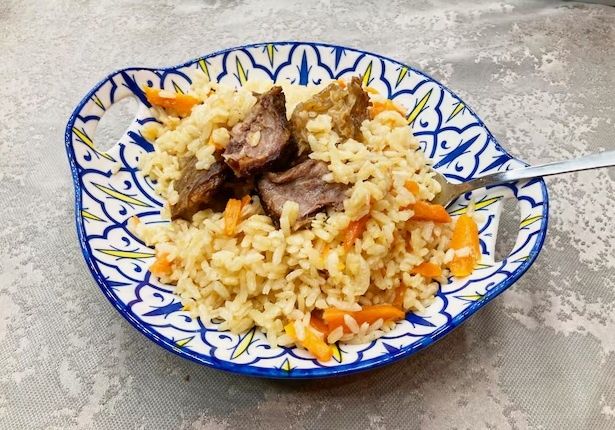 Незабываемый плов с мясом и свежими овощами для уютного воскресного обеда