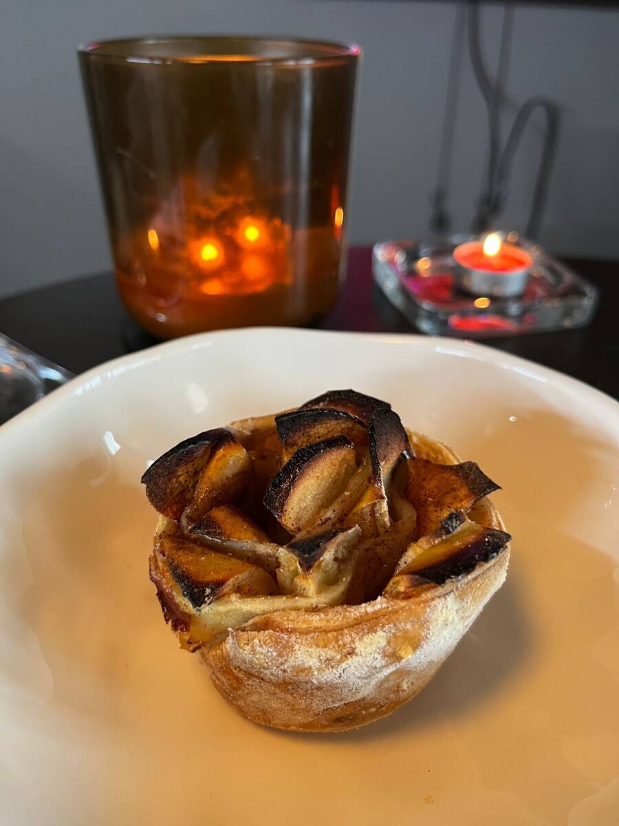 Яблочные булочки с корицей — просто и быстро