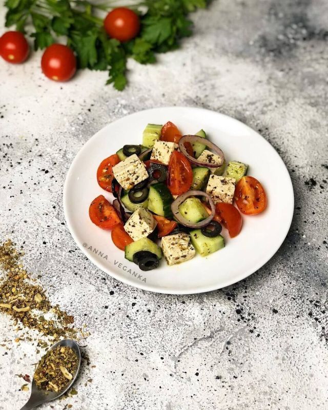 Греческий салат с тофу: легкий и вкусный веганский вариант