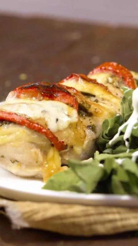 Нежное куриное филе с овощами и сыром в духовке