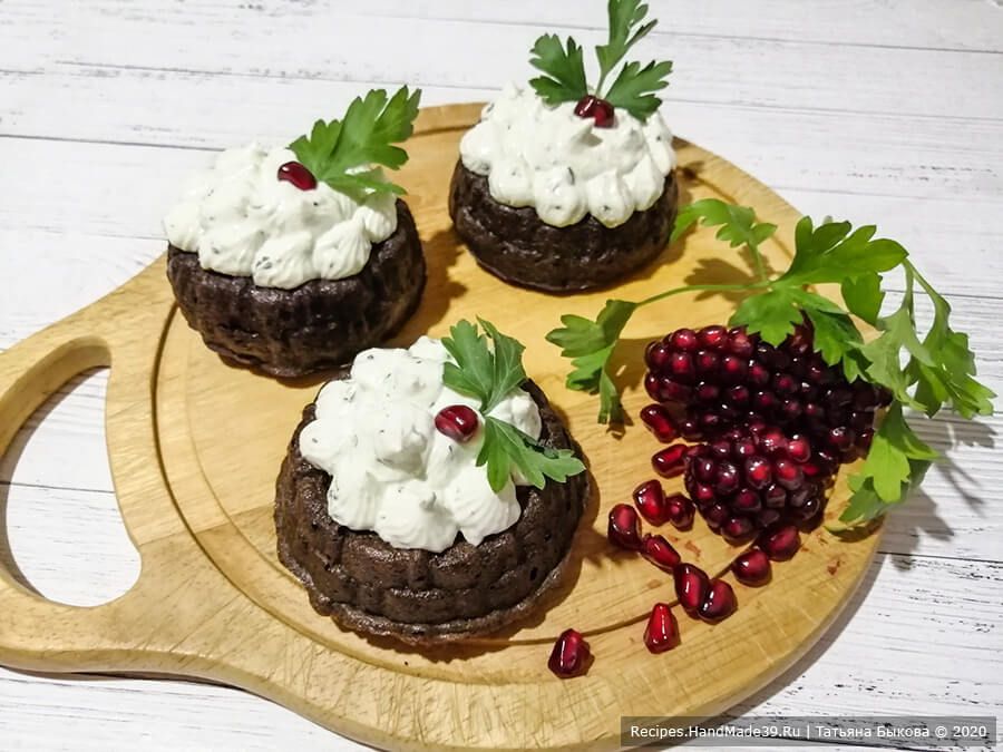 Неповторимые печёночные кексы с овощами и сырной шапочкой