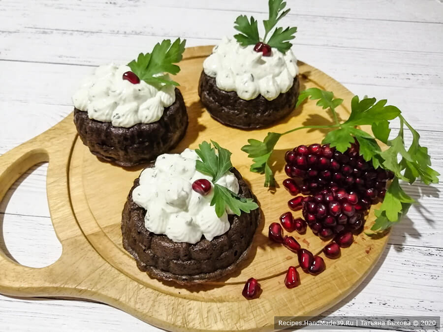 Неповторимые печёночные кексы с овощами и сырной шапочкой