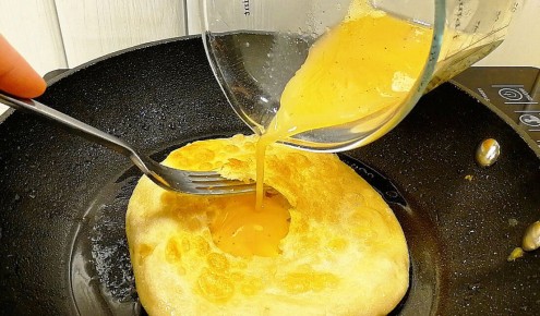 Лепешки на сковороде: просто и вкусно с тремя ингредиентами